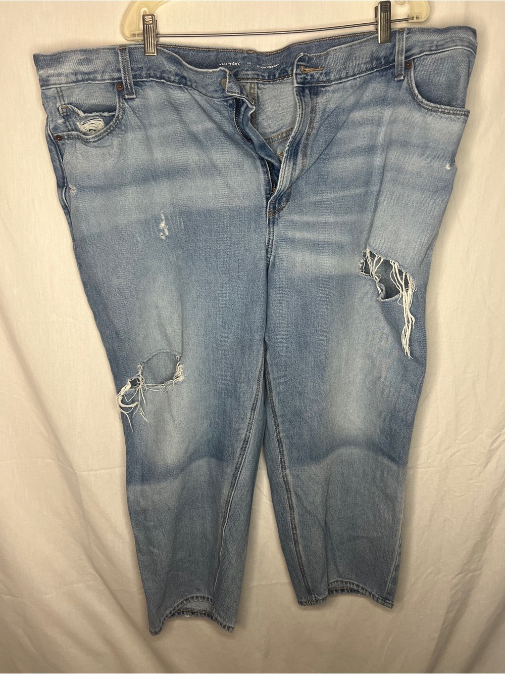 Old Navy boyfriend cropped Jeans
Size 22
Light wash distressed denim